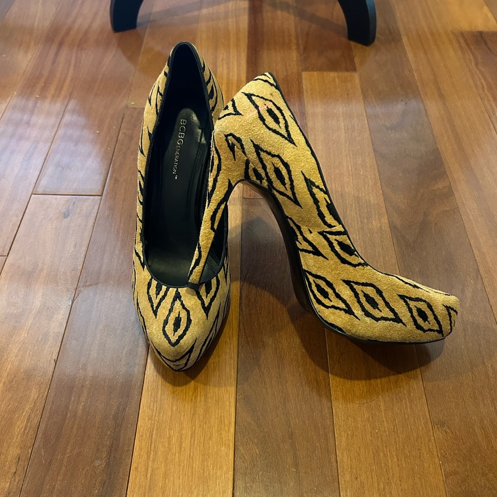 BCBG WOMEN'S TAN & BLACK TRIBAL LEOPARD LEATHER PARADE PUMPS SIZE 9